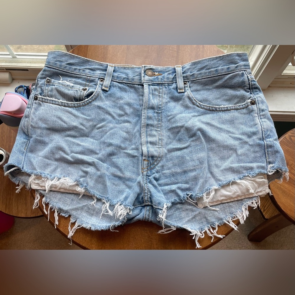 Levi’s W33 L32 jean shorts medium wash